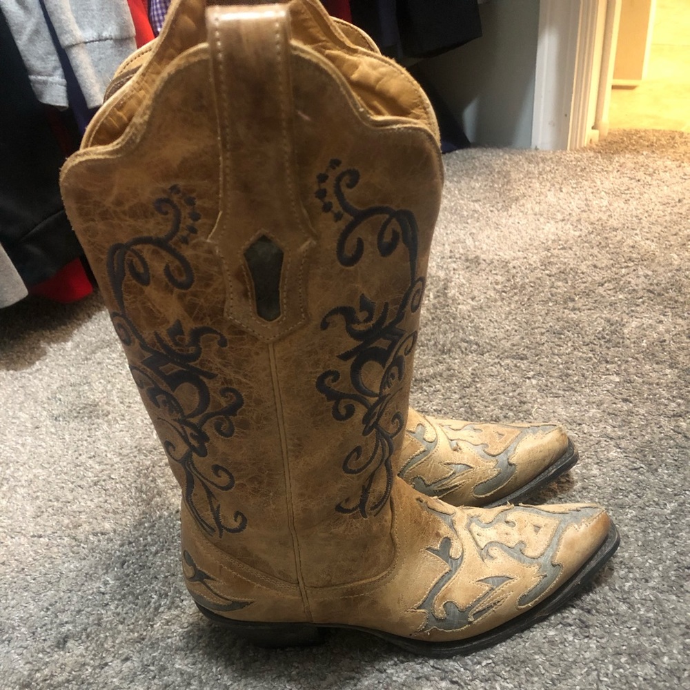 Corral size 7 women’s boots. Tan with vintage blue scroll embroidery.